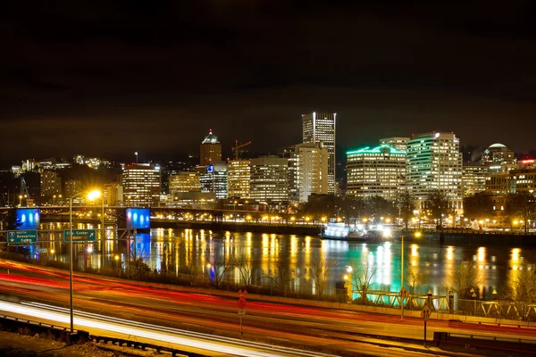 Portland Oregon Waterfront Skyline à noite — Fotografia de Stock