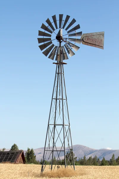 Windmill on Farmland — Stock Photo, Image