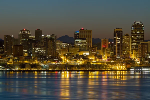 黎明时分西雅图华盛顿滨水天际线 — 图库照片