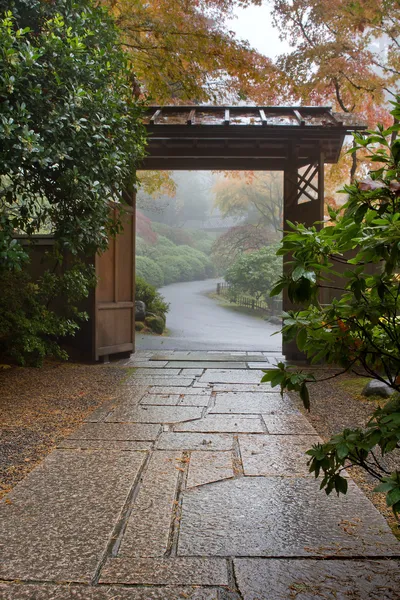 Каменная дорожка в японском саду — стоковое фото
