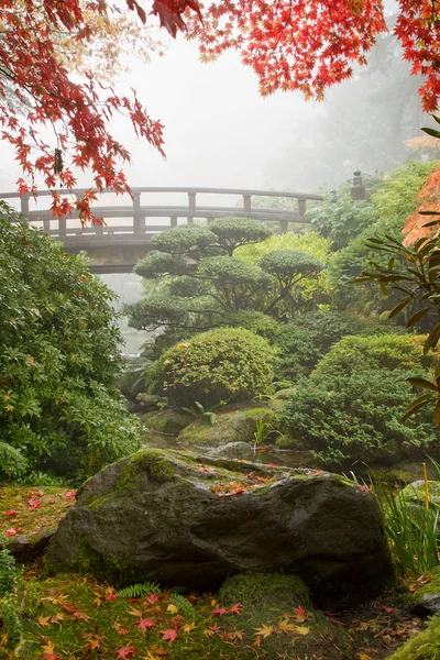 岩と日本庭園の橋 — ストック写真