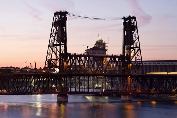 オレゴン州ポートランドで夕暮れ時の鋼橋 — ストック写真