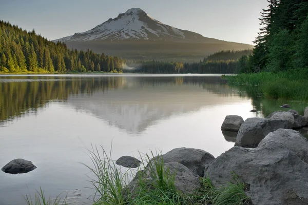 トリリウム湖オレゴンでマウントのフードの反射 — ストック写真