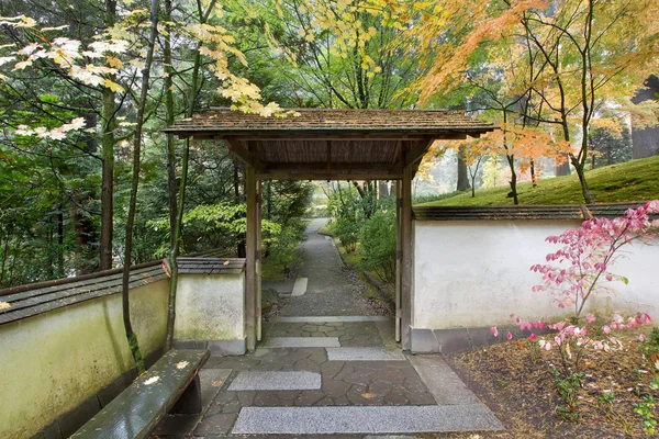 Ворота и тропинка в японском саду — стоковое фото