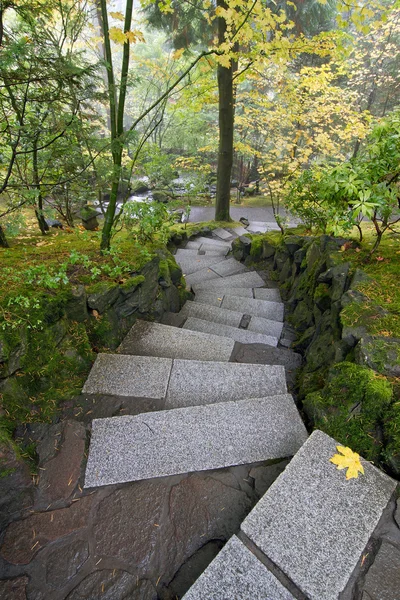 Stenen trappen in Japanse tuin — Stockfoto