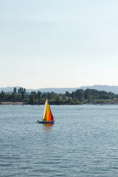 Columbia Nehri üzerinde renkli yelkenli — Stok fotoğraf