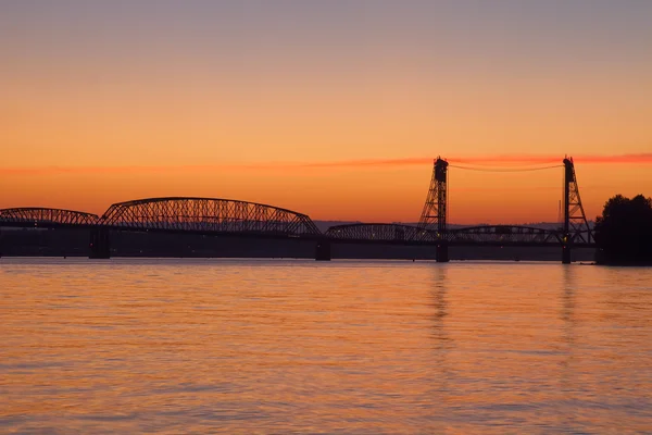Pôr do sol sobre Columbia River Crossing Interstate Bridge — Fotografia de Stock