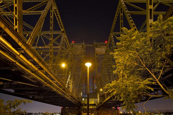 Onder de columbia river interstate brug — Stockfoto