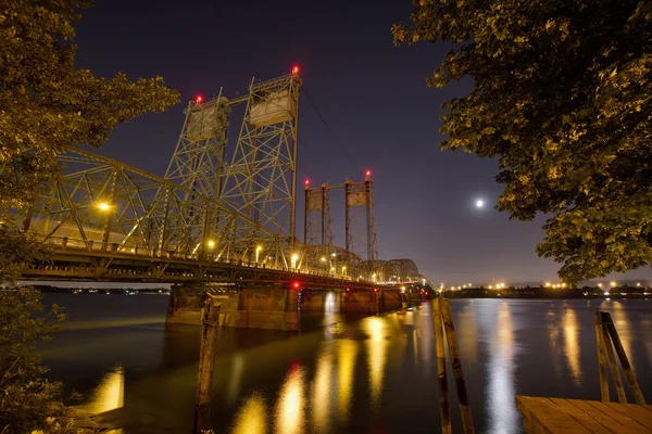 Columbia river geceleri eyaletler arası köprüyü geçtikten — Stok fotoğraf