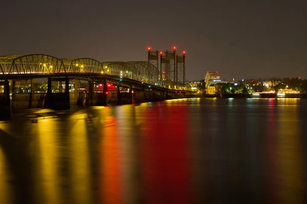 Columbia river geçiş köprüsü üzerinde ışık rotalar — Stok fotoğraf