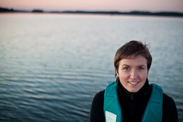 Jovem mulher em colete salva-vidas no lago — Fotografia de Stock