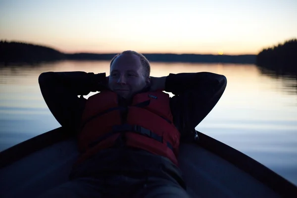 Bella vita! Giovane uomo rilassante sulla barca — Foto Stock