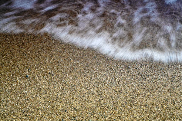 Κύμα της θάλασσας στην αμμώδη παραλία — Φωτογραφία Αρχείου