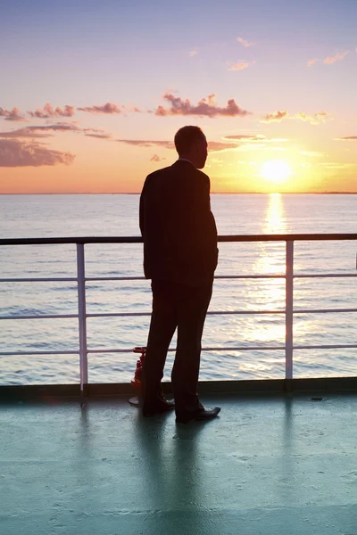 Düşünme işadamı ve bir feribot kırmızı günbatımı — Stok fotoğraf
