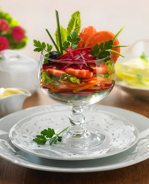 stock image Salad with shrimp and vegetables in the glass