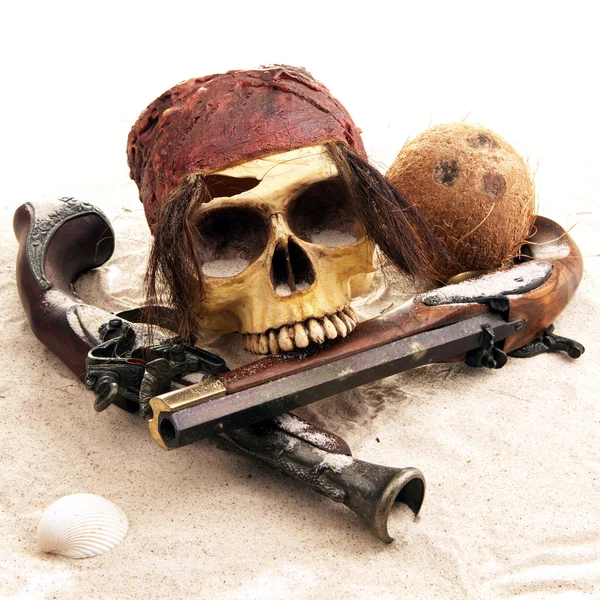 Пиратский череп на пляже — стоковое фото