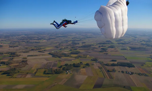 Skydiver under parachute — Stock Photo, Image
