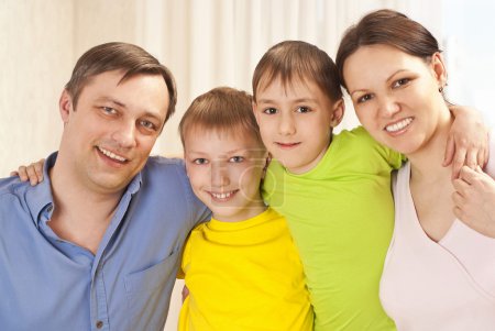 famille heureuse dans la chambre