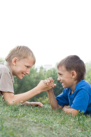 Deux beaux enfants jouant 