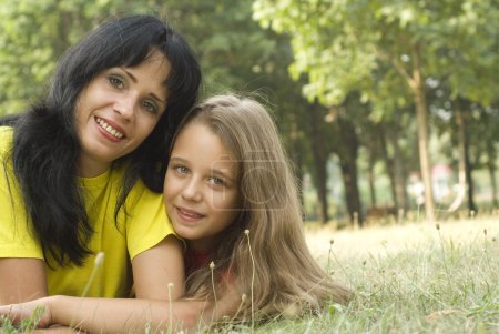 Mère et fille marchant