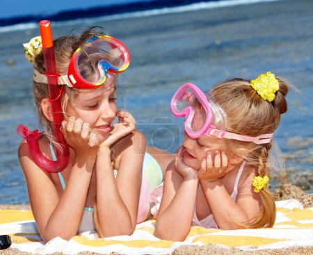 Enfants jouant sur la plage .