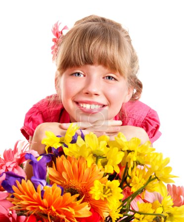 Joyeux enfant tenant des fleurs .