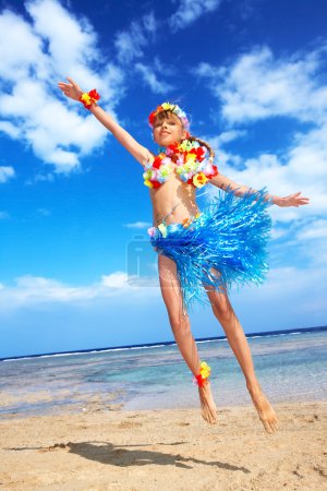 Enfant jouant sur la plage.