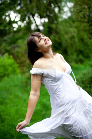 Femme dans une forêt 