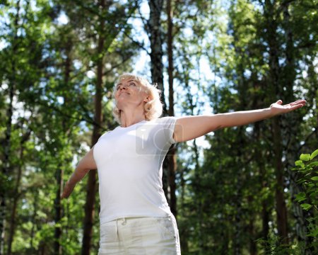 Femme âgée faisant du sport 