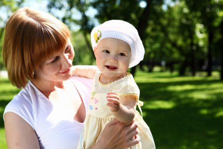Mère avec sa fille dans le parc d'été 