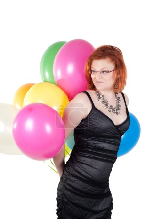 Belle femme avec des ballons à air multicolore 