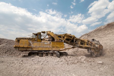 Chargement d'un grand camion matériau de construction 
