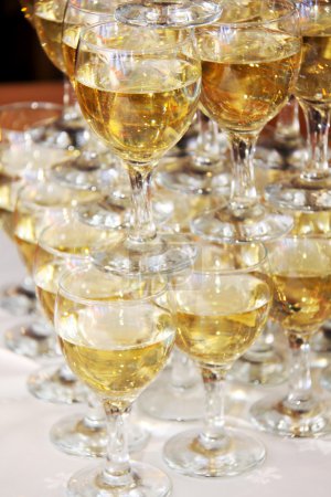 Gros plan de verres à vin blanc dans une ligne 