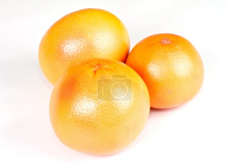 Pamplemousse orange mûr isolé 