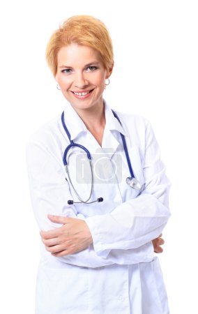 Belle dame médecin en blouse blanche avec stéthoscope autour des épaules 