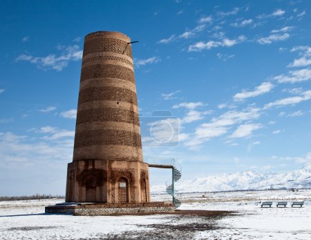 Ancienne tour Kirghize Burana dans les montagnes 