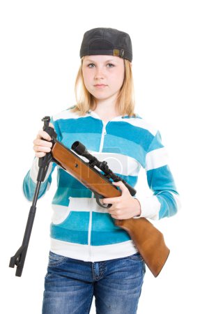 Une adolescente avec une arme sur fond blanc .