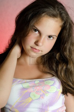 Portrait de la jeune belle fille