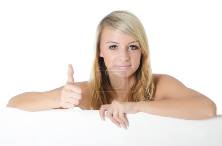 Femme tenant un panneau blanc 
