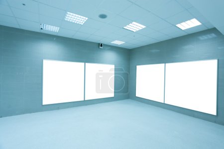 Hall moderne avec placards blancs 