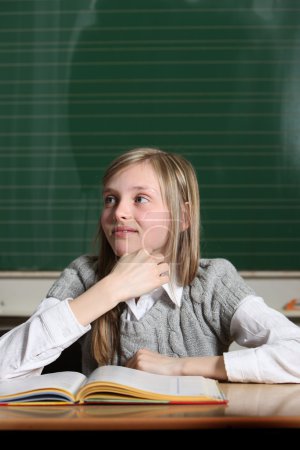 Enfant heureux à l'école avec livre 