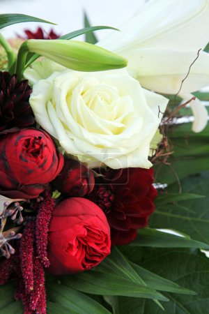 Gros plan sur les roses blanches et les lis 