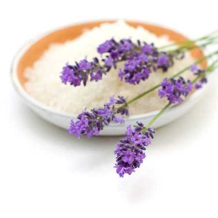 Fleurs de lavande et sel de bain sur fond blanc 