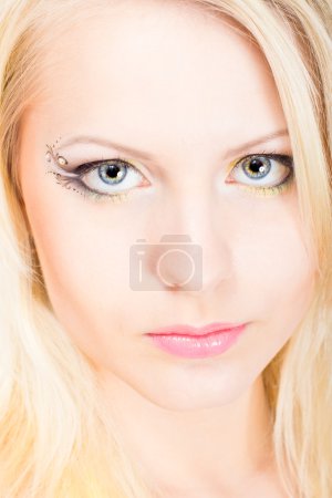 Jeune belle femme blonde avec maquillage 