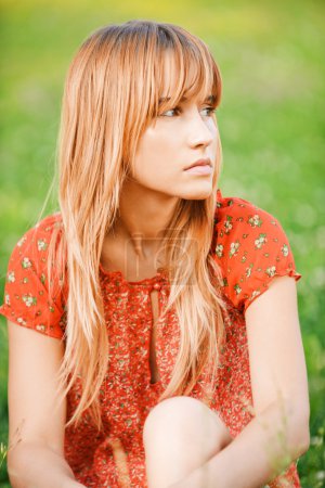 Portrait de charmante fille aux cheveux blonds 
