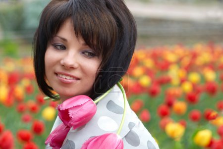 Jolie fille avec des tulipes 