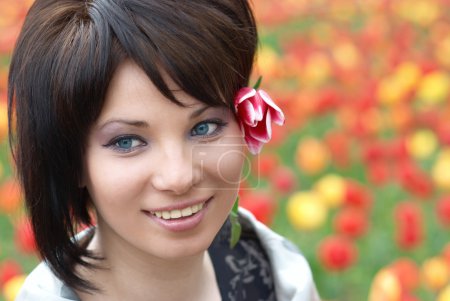 Jolie fille avec des tulipes 