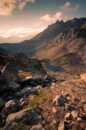 Coucher de soleil sur les montagnes 