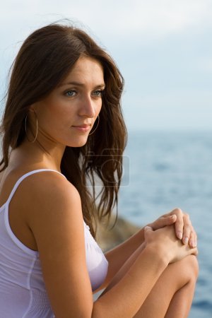 Belle jeune femme brune sexy 