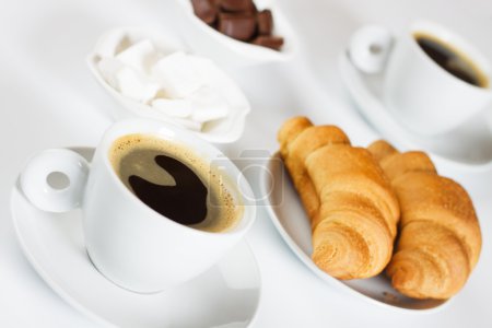 Café expresso noir avec croissants 